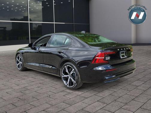 Onyx Black Metallic 2024 Volvo S60 B5 Core Dark Theme