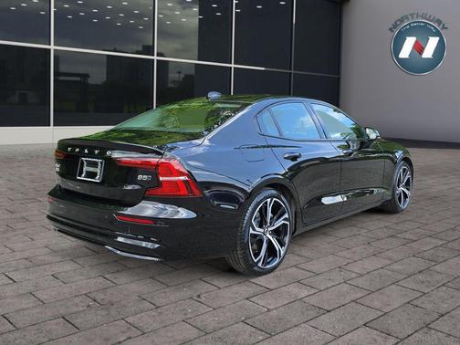 Onyx Black Metallic 2024 Volvo S60 B5 Core Dark Theme