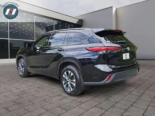 2022 Toyota Highlander Hybrid XLE