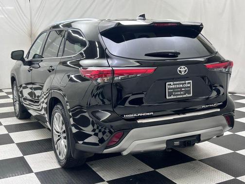 Midnight Black Metallic 2022 Toyota Highlander Platinum