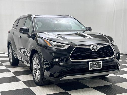 Midnight Black Metallic 2022 Toyota Highlander Platinum