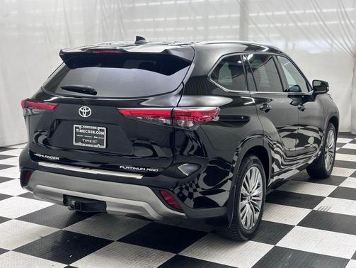 Midnight Black Metallic 2022 Toyota Highlander Platinum