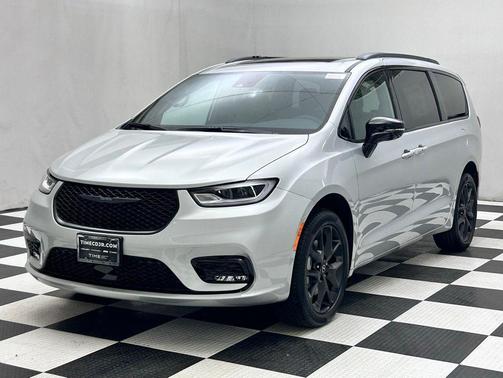 Silver Mist Clearcoat 2026 Chrysler Pacifica Limited