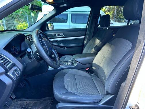 Oxford White 2017 Ford Explorer XLT