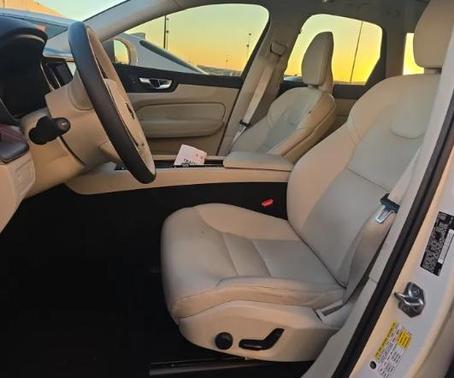 Crystal White Metallic 2021 Volvo XC60 T5 Momentum