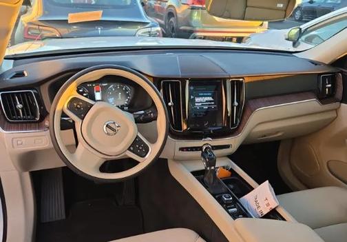 Crystal White Metallic 2021 Volvo XC60 T5 Momentum