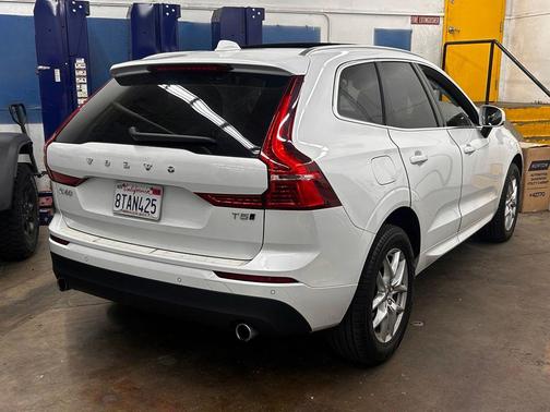 Crystal White Metallic 2021 Volvo XC60 T5 Momentum