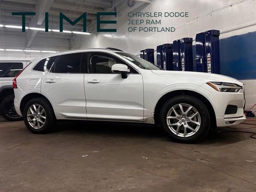 Crystal White Metallic 2021 Volvo XC60 T5 Momentum
