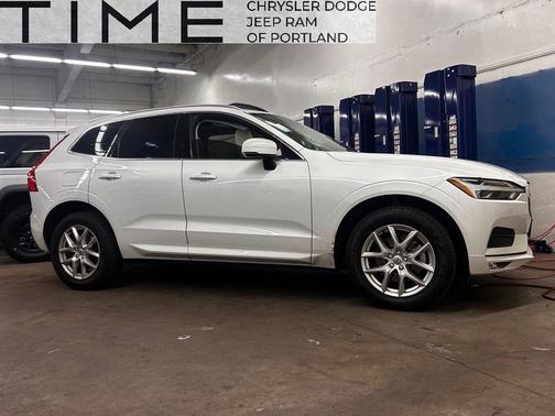 Crystal White Metallic 2021 Volvo XC60 T5 Momentum