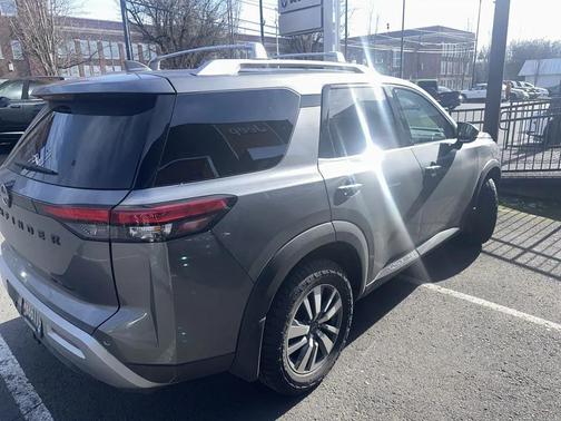 2025 Nissan Pathfinder SL 4WD