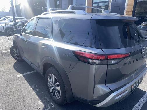 2025 Nissan Pathfinder SL 4WD