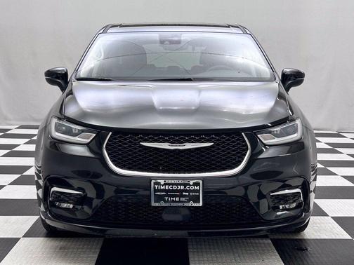 Brilliant Black Crystal Pearlcoat 2023 Chrysler Pacifica Touring L