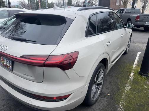 2021 Audi e-tron Premium Plus