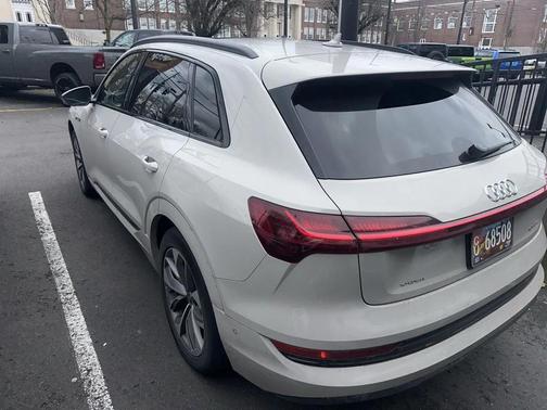 2021 Audi e-tron Premium Plus