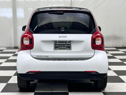 White 2017 smart ForTwo Electric Drive pure