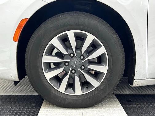 2024 Chrysler Pacifica Hybrid Select