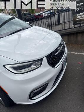 Bright White Clearcoat 2022 Chrysler Pacifica L