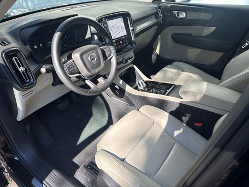 Onyx Black Metallic 2025 Volvo XC40 B5 Ultra Bright Theme