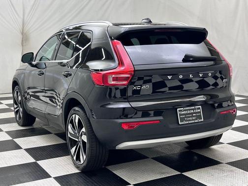 Onyx Black Metallic 2025 Volvo XC40 B5 Ultra Bright Theme