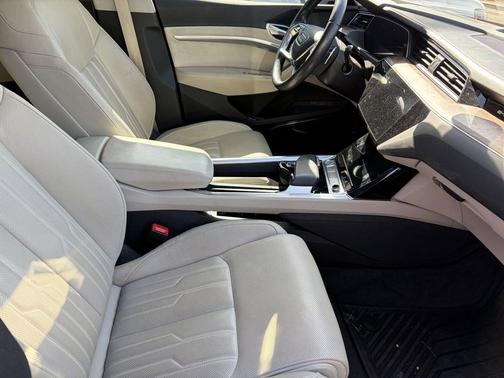 Manhattan Gray Metallic 2019 Audi e-tron Premium Plus