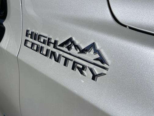 Iridescent Pearl Tricoat 2025 Chevrolet Tahoe 4WD High Country
