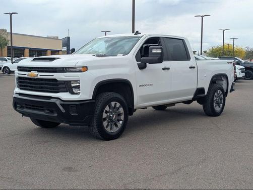 Summit White 2025 Chevrolet Silverado 2500 Custom