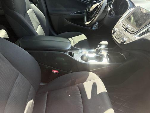 Summit White 2022 Chevrolet Malibu FWD LT