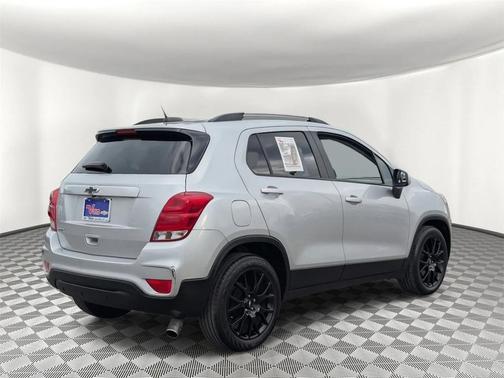 Silver Ice Metallic 2022 Chevrolet Trax LT
