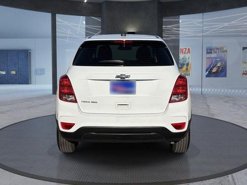 Summit White 2022 Chevrolet Trax LS