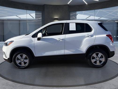 Summit White 2022 Chevrolet Trax LS