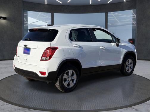 Summit White 2022 Chevrolet Trax LS