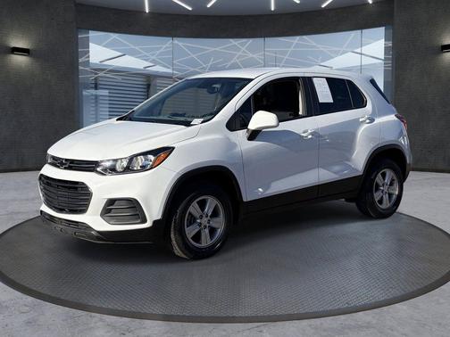 Summit White 2022 Chevrolet Trax LS