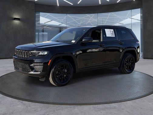 Diamond Black Crystal Pearlcoat 2025 Jeep Grand Cherokee Altitude