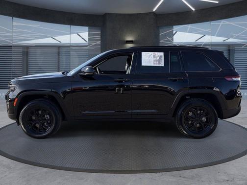 Diamond Black Crystal Pearlcoat 2025 Jeep Grand Cherokee Altitude