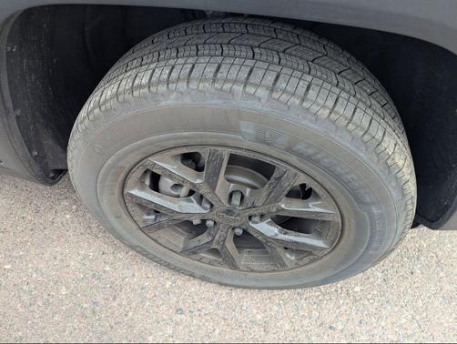 Diamond Black Crystal Pearlcoat 2025 Jeep Grand Cherokee Altitude