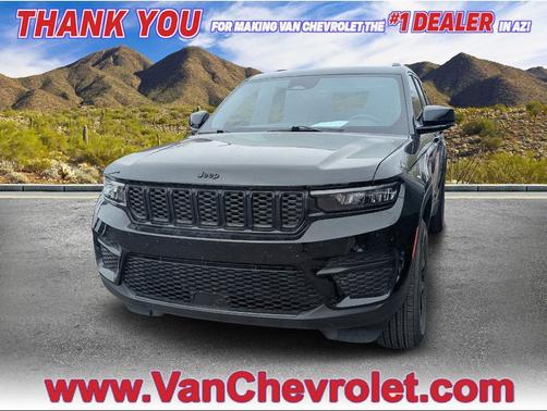 Diamond Black Crystal Pearlcoat 2025 Jeep Grand Cherokee Altitude