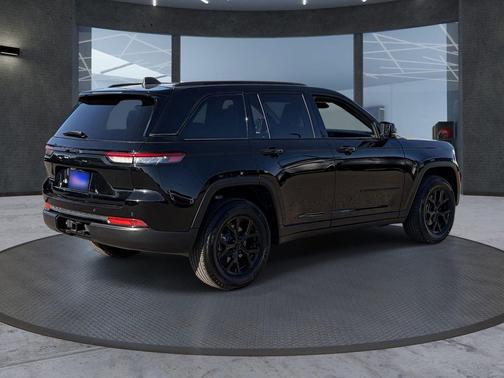 Diamond Black Crystal Pearlcoat 2025 Jeep Grand Cherokee Altitude