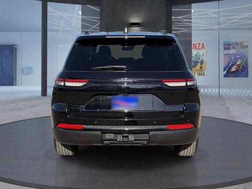 Diamond Black Crystal Pearlcoat 2025 Jeep Grand Cherokee Altitude