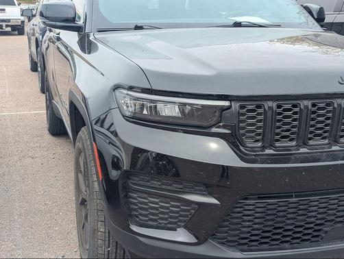 Diamond Black Crystal Pearlcoat 2025 Jeep Grand Cherokee Altitude