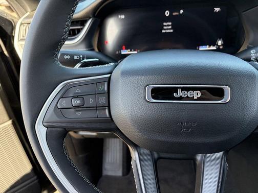 Diamond Black Crystal Pearlcoat 2025 Jeep Grand Cherokee Altitude
