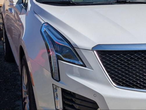 Crystal White Tricoat 2022 Cadillac XT5 Sport