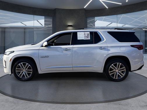 Iridescent Pearl Tricoat 2023 Chevrolet Traverse High Country