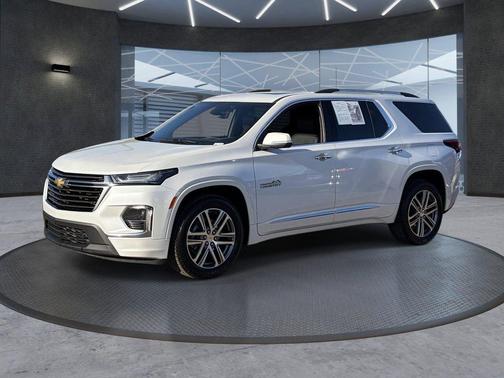 Iridescent Pearl Tricoat 2023 Chevrolet Traverse High Country