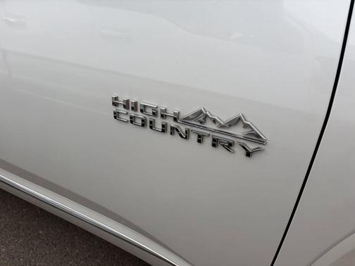 Iridescent Pearl Tricoat 2023 Chevrolet Traverse High Country