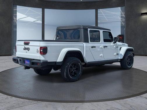 Bright White Clearcoat 2021 Jeep Gladiator Willys 4x4