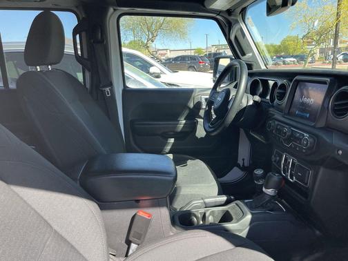 Bright White Clearcoat 2021 Jeep Gladiator Willys 4x4