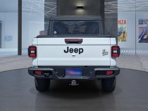 Bright White Clearcoat 2021 Jeep Gladiator Willys 4x4