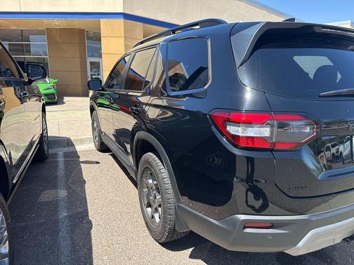 Crystal Black Pearl 2025 Honda Pilot TrailSport