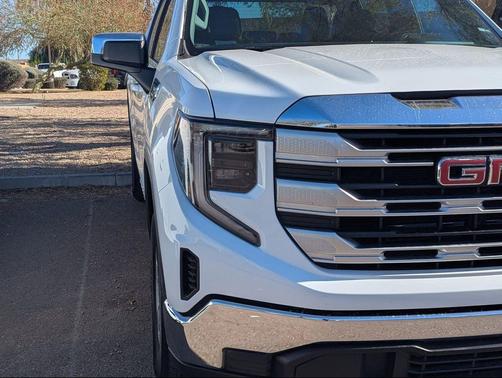 Summit White 2025 GMC Sierra 1500 SLE