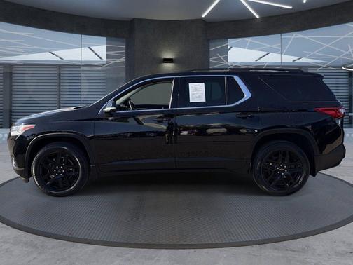 Mosaic Black Metallic 2021 Chevrolet Traverse LT Cloth